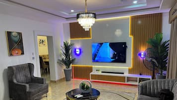 Dúplex ejecutivo, 4 habitaciones, no fumadores | Zona de estar | Una Smart TV, Netflix, servicios de streaming, una impresora
