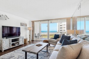 Condo, várias camas (Shoreline Towers 1035) | Área de estar | TV