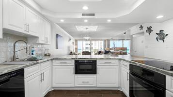 Condo, Multiple Beds (Shoreline Towers 1035) | Private kitchen | Oven, toaster