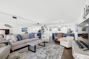 Appart'hôtel, plusieurs lits (Shoreline Towers 1035) | Coin séjour