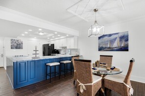 Condo, Multiple Beds (Shoreline Towers 1035) | Dining