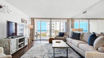 公寓式客房, 多张床 (Shoreline Towers 1035) | 起居区 | 电视