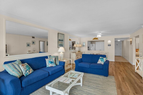 Living area - Shoreline Towers 1024 (Destin)