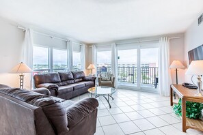 公寓客房, 多張床 (Sea Oats 712) | 起居區 | 電視