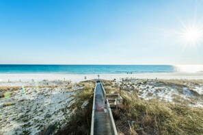 Condo, varias camas (Sea Dunes 603) | Playa | En la playa 