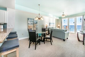 Condo, varias camas (Sea Dunes 603) | Restaurantes