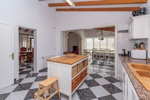 Geladeira, micro-ondas, fogão, lava-louças