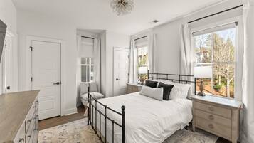 4 bedrooms, iron/ironing board, WiFi, bed sheets