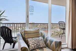 Apartamento, varias camas (Pelican Beach Terrace 805) | Zona de estar | Una televisión