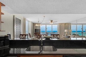 Apartment, Mehrere Betten (Pelican Beach Resort 801) | Innenbereich