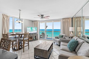 Condo, várias camas (Pelican Beach Resort 801) | Área de estar | TV