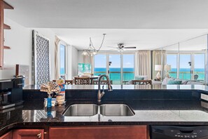 Condo, várias camas (Pelican Beach Resort 801) | Parte interna