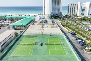 Apartamento, 1 cama de matrimonio grande con sofá cama (Pelican Beach Resort 410) | Cancha deportiva