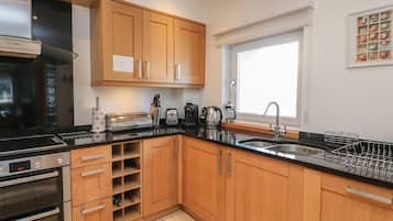 Réfrigérateur, lave-vaisselle, bouilloire électrique, grille-pain