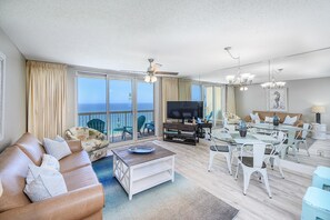 Living area - Pelican Beach Resort 2006 (Destin)