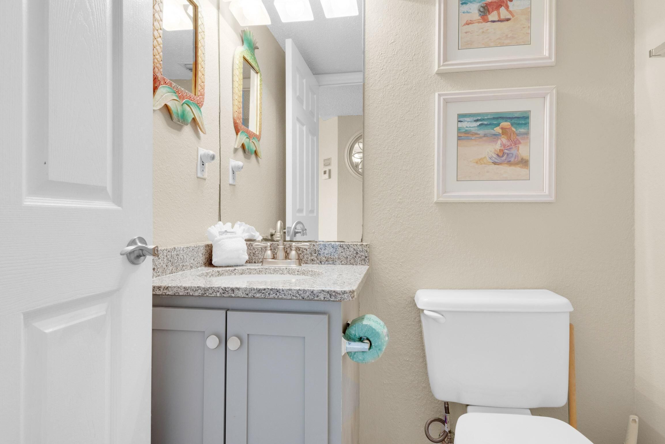 Ein Badezimmer mit Toilette, Waschbecken und Spiegel.