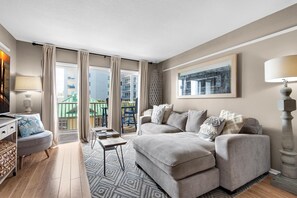 Maison, 2 grands lits (Islander Beach Resort 305) | Coin séjour | Télévision
