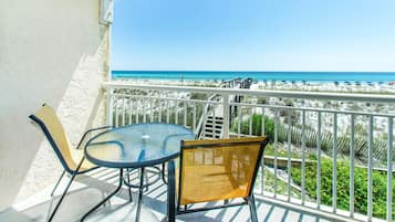 Condo, 1 Queen Bed with Sofa bed (Island Sands 206) | Outdoor dining