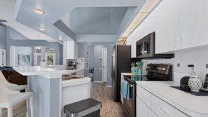 Réfrigérateur, micro-ondes, four, plaque de cuisson