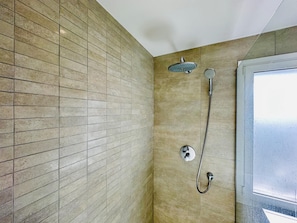 Douche, serviettes fournies
