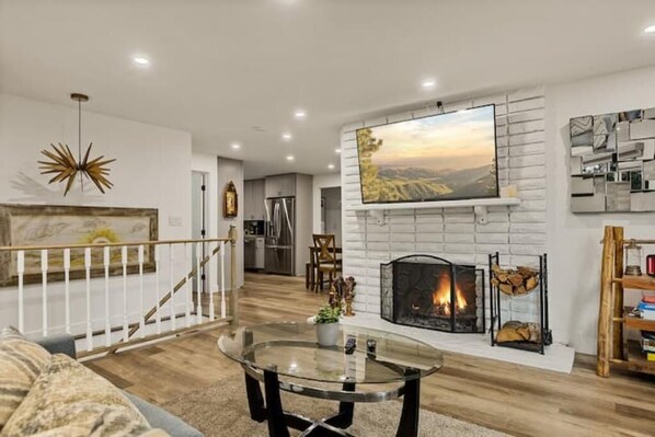 Smart TV, chimenea, libros y estéreo 