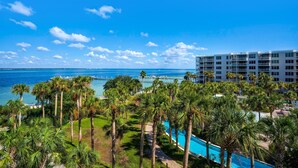 Ein Resort mit Pool, Palmen und Meerblick.