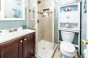 Apartamento, 1 cama de matrimonio con sofá cama (Hermitage By The Bay 305) | Baño | Artículos de higiene personal gratuitos, toallas y jabón