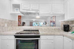 Condo, Multiple Beds (Emerald Isle 208) | Private kitchen