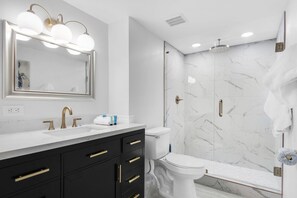Appart'hôtel, plusieurs lits (Emerald Isle 208) | Salle de bain | Articles de toilette gratuits, serviettes fournies, savon