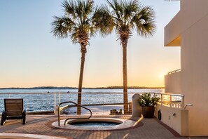 Outdoor spa tub - East Pass 605 (Destin)