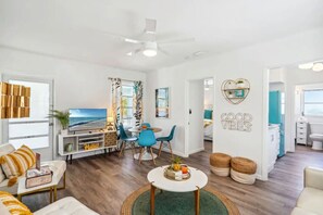 Smart TV - Salt Water Suites - Bright & Cheerful Private Apartment w/ Pool View - Sunny Days Suite (North Redington Beach)