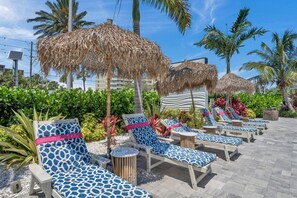 Property grounds - Salt Water Suites - Bright & Cheerful Private Apartment w/ Pool View - Sunny Days Suite (North Redington Beach)