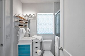 Sèche-cheveux, serviettes fournies