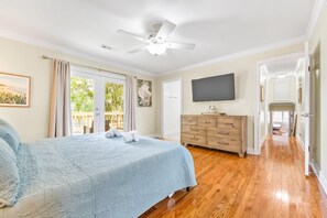 5 bedrooms, iron/ironing board, WiFi, bed sheets - 3 Level Home on Waterway w/ Heated Pool & Hot tub (Myrtle Beach)