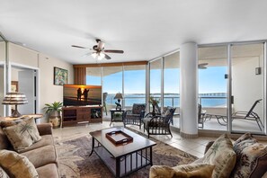 公寓, 多張床 (East Pass 308) | 起居區 | 電視