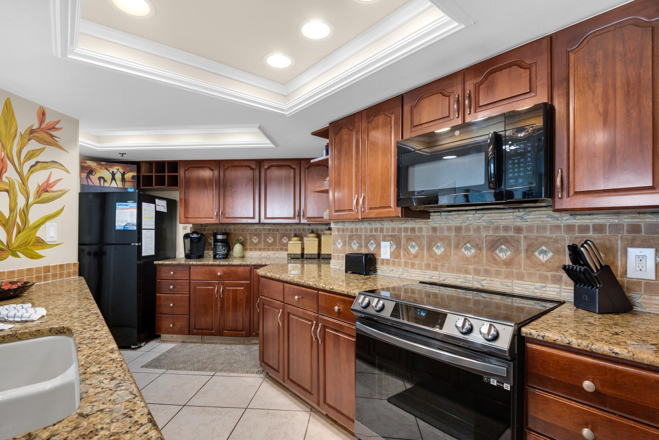 Apartment, Multiple Beds (East Pass 308) | Private kitchen | Oven, toaster