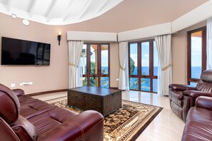 55-inch Smart TV with cable channels - Breathaking Luxury Cliffside Villa  (Tower Isle)