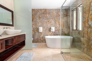 Premier Villa | Bathroom | Towels - Breathaking Luxury Cliffside Villa  (Tower Isle)