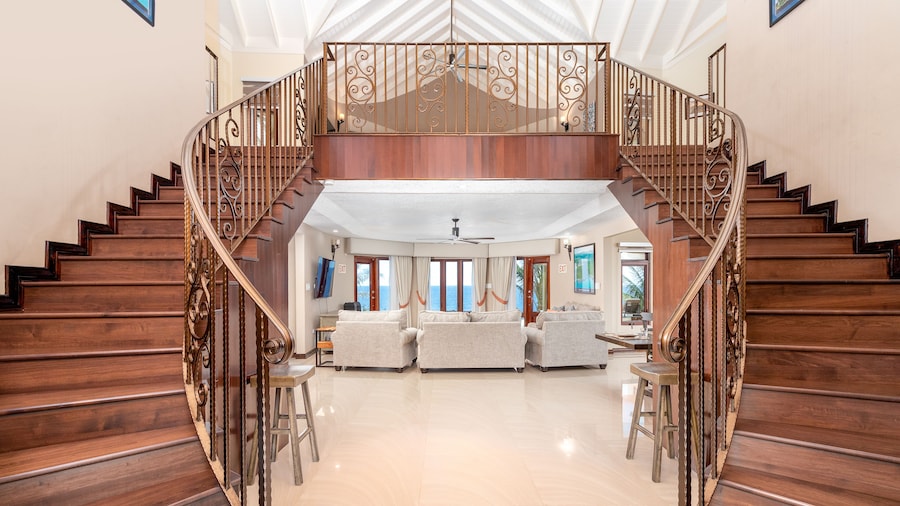 Breathaking Luxury Cliffside Villa