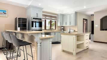 Premier Villa | Shared kitchen | Coffee/tea maker, electric kettle, cookware/dishes/utensils