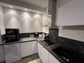 Frigorífico, microondas, horno y placa de cocina