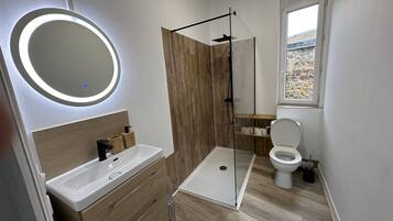 Dusche, Haartrockner, Handtücher, Seife