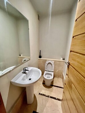 Dusche, Haartrockner, Handtücher, Seife
