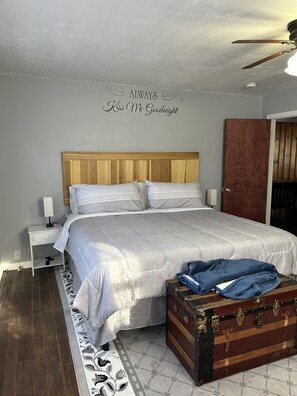 4 dormitorios, tabla de planchar con plancha, ropa de cama