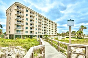 Un hôtel à plusieurs étages doté de balcons, d’une promenade en bois et d’un panneau indiquant qu’il s’agit d’une propriété privée.