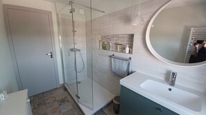 Een douche, een haardroger, handdoeken, zeep