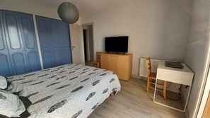 3 quartos, escrivaninha, ferros/tábuas de passar roupa