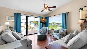 Residenza, letti multipli (Beach Side- Harbor View) | Area soggiorno | TV