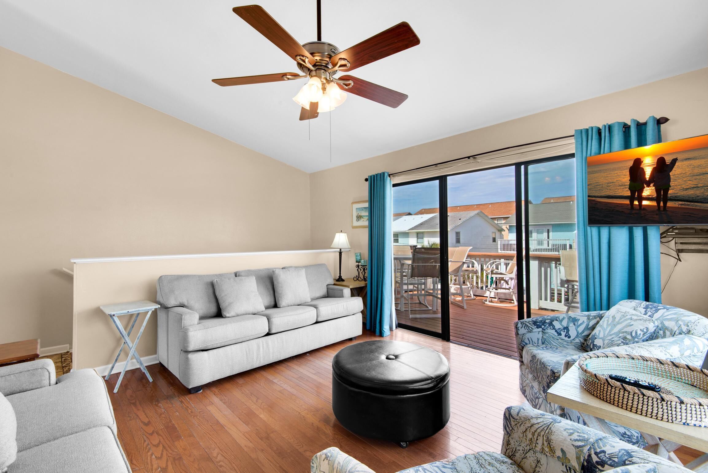 Residenza, letti multipli (Beach Side- Harbor View) | Area soggiorno | TV