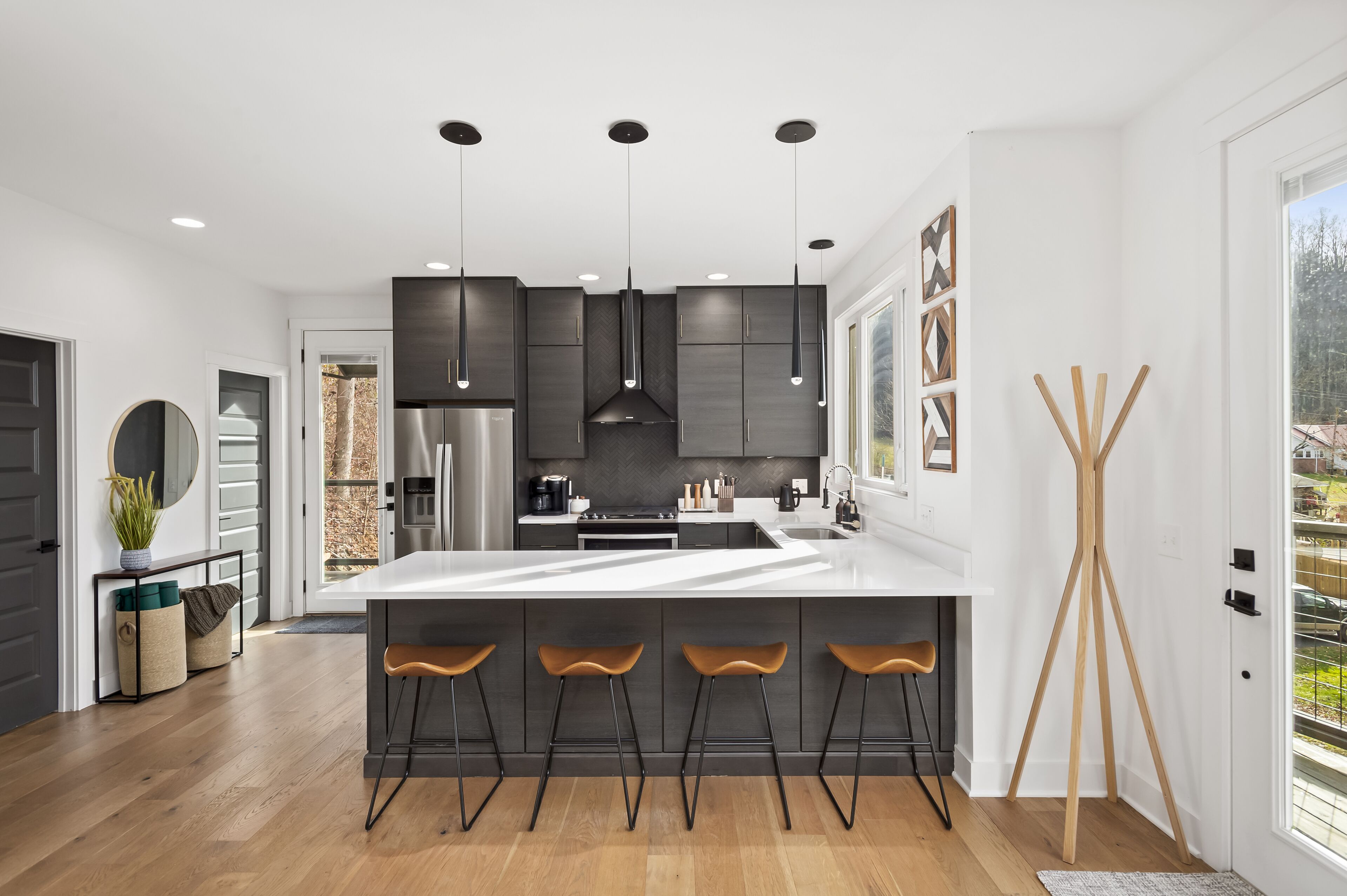 Jääkaappi, mikroaaltouuni, uuni, liesi